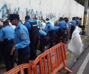 Agentes nacionales de la Policía, Policía Militar y comandos especiales, controlan la zona del estadio Nacional.