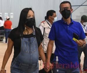 Lissi Matute Cano acudió a la urna de votación acompañada de su esposo y luciendo su avanzado embarazo. Fotos: Anibal Vásquez/ EL HERALDO.