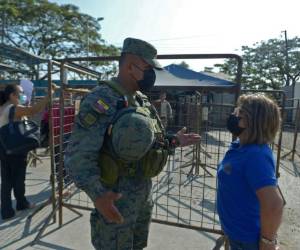 La revuelta agrava la crisis penitenciaria en Ecuador causada por los choques por el poder entre bandas criminales vinculadas a los cárteles mexicanos de Sinaloa y Jalisco Nueva Generación, que ya dejaban unos 120 presos fallecidos en lo que va de año en el país, según autoridades.