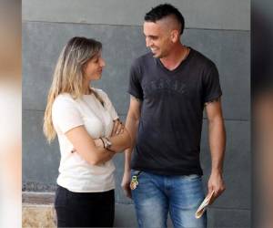 El portero argentino Sebastián Portigliatti, junto a su esposa, luego de salir del TNAF.