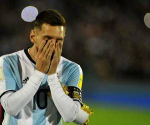 Leo Messi en el duelo Uruguay vs Argentina por las eliminatorias de la Conmebol. (AFP)