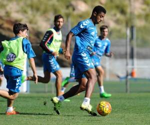 Anthony Lozano durante un entrenamiento con el Tenerife. Desea quedarse en la isla y también sueña ir con la H a Rusia 2018.