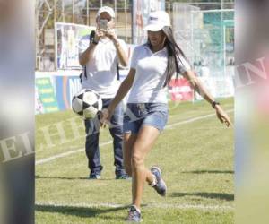 Shirley Perelló demuestra buen dominio del balón ante la mirada de miles de aficionados en el Excélsior (Foto: EL HERALDO)