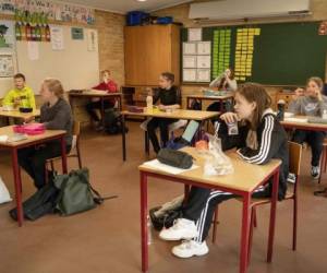Las escuelas también siguen funcionando en Suecia, donde se aplican medidas de distancia social. Foto: AFP