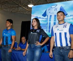 Ficohsa presentó tres réplicas de la camisa oficial de la Selección Nacional. El evento de presentación fue en San Pedro Sula.