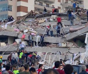 El alcalde de Esmirna, Tunç Soyer, afirmó al canal de noticias CNN-Türk que había recibido información sobre casi 20 edificios derrumbados. AFP.
