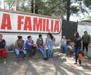 Los padres de familia se apostaron a las fueras de la institución educativa. Foto: Efraín Salgado/EL HERALDO.