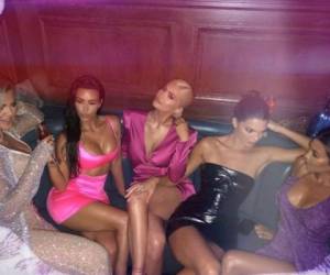 En compañía de sus familiares la menor del clan de las Kardashian celebró su cumpleaños 21. Fotos Instagram