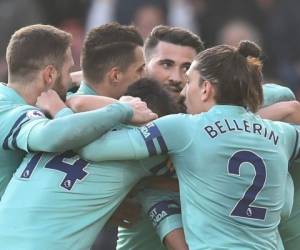Los jugadores del Arsenal celebran su primer gol, un gol en propia puerta del mediocampista colombiano de Bournemouth, Jefferson Lerma, durante el partido de fútbol de la Premier League inglesa entre Bournemouth y Arsenal en el Vitality Stadium en Bournemouth, sur de Inglaterra, el 25 de noviembre de 2018.