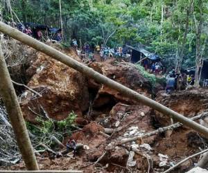 El dirigente de la Fundación del Rio, Amaru Ruiz dijo que 'el cerro venía siendo socavado por la lluvias de todos estos meses y el material es arcilloso, colapsó'. Foto: AFP