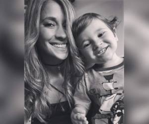 Antonella Roccuzzo posa junto a su pequeño Mateo (Foto: Instagram)