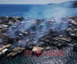 Más de la mitad de la isla de Guanaja quedó en ruinas tras el voraz incendio. Foto: El Heraldo