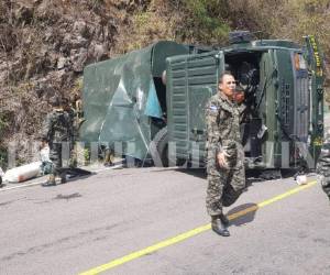 Así quedó el vehículo en el que se transportaban los 28 integrantes del ejército que resultaron heridos.