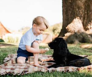 George dando a su mascota un poco de helado. Foto: AFP