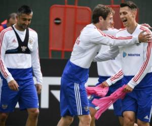 De izquierda a derecha: el centrocampista ruso Alexander Samedov, el defensa ruso Mario Fernandes y el defensa ruso Ilya Kutepov asisten a una sesión de entrenamiento en Novogorsk, en las afueras de Moscú. Foto AFP