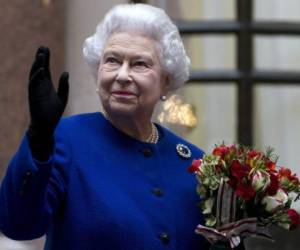 La monarca arribó a sus 92 años y como parte del festejo a mediodía del sábado se lanzaron salvas en el centro de Londres.