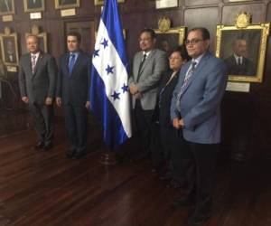 En la foto, el ministro de Seguridad, Julián Pacheco; el presidente Juan Orlando Hernández; mientras que al lado derecho: Omar Rivera, Vilma Morales y Alberto Solórzano.