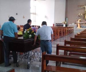 Los restos mortales del joven Juan Ramón Bertetty Rodríguez fueron sepultados ayer tras una misa en la iglesia San Juan Bosco.