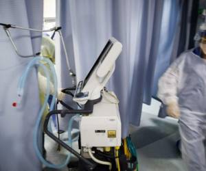 Un médico jala una máquina para respirar para examinar a un paciente de COVID-19, en el Hospital St. Joseph, el Nueva. Foto: Agencia AP.