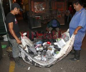 Operativo de limpieza se realizó en los mercados. Foto: Marvin Salgado/EL HERALDO