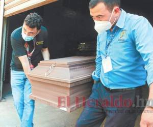 Los familiares retiran de la morgue el cuerpo de Joel Enrique Pérez. Foto: Estalin Irías/El Heraldo