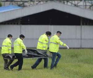 Los cadáveres fueron encontrados en la parte sur de la pista del aeropuerto José Joaquín de Olmedo. (Foto: AP)