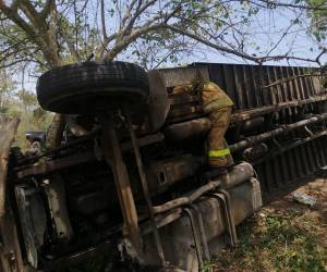 De acuerdo a un informe preliminar, la persona fallecida es el conductor del camión que iba cargado de yuca cuando ocurrió la tragedia.