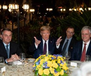 El presidente Donald Trump durante una cena con funcionarios y el presidente brasileño Jair Bolsonaro en Mar-a-Lago, Florida, el 7 de marzo de 2020.