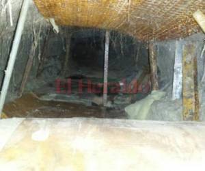 Para evitar que las paredes del túnel cedieran, los internos habían colocados algunas mayas metálicas soportadas por palos similar a lo que se usa en las minas. (Foto: El Heraldo Honduras)
