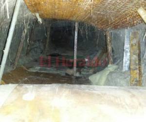 Para evitar que las paredes del túnel cedieran, los internos habían colocados algunas mayas metálicas soportadas por palos similar a lo que se usa en las minas. (Foto: El Heraldo Honduras)