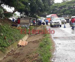 El cuerpo quedó a un costado de la carretera que conduce al departamento de Olancho. Foto: Alex Pérez/EL HERALDO