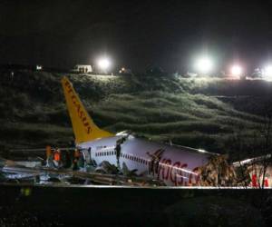 En el avión viajaban 177 pasajeros y se cree que ocho tripulantes, informó la televisión pública TRT. Foto: AFP