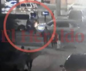 Momento en que el vehículo impacta en Nancy Aguilar.