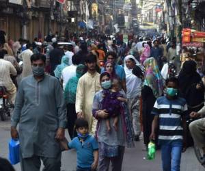 Se ve un mercado abarrotado durante un bloqueo nacional del gobierno impuesto como una medida preventiva contra el coronavirus COVID-19, en Lahore. Foto: Agencia AFP.