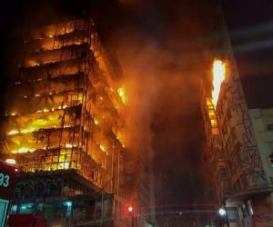Un edificio de 24 pisos en el centro de Sao Paulo, la ciudad más grande de Brasil, es envuelto por las llamas, el fuego afectó también a edificios aledaños. (Foto: AFP)