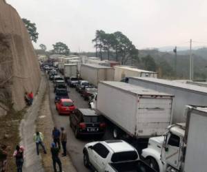 Actualmente los transportistas de carga solo permiten el paso de vehículos particulares. Foto: Twitter