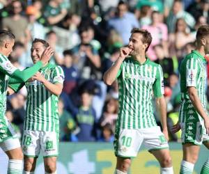 Real Sociedad tropezó en Sevilla con el Betis, que se llevó los tres puntos con goles de Borja Iglesias (27), Joaquín (44) y Sergio Canales (90+5). Foto: AFP.