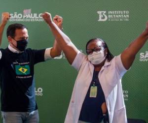 La enfermera Monica Calazans y el gobernador de Sao Paulo Joao Doria celebran luego que ella recibió la vacuna contra el coronavirus en Sao Paulo, el 17 de enero del 2021. Foto: AFP