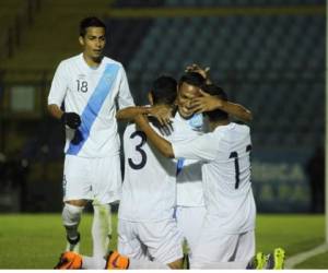 Los jugadores de Guatemala celebran uno de los tantos ante los Catrachos.