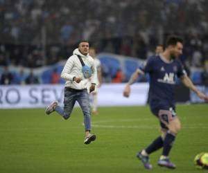 Un individuo corre hacia al delantero del PSG Lionel Messi durante el partido contra el Marsella por la liga francesa. Foto:AFP