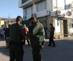 Guardias civiles inspeccionan la zona en Castrillo-Tejeriego este domingo. Foto captura vídeo elpaís.com