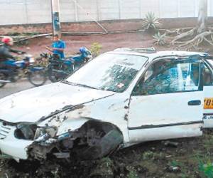 Estrellado contra un árbol fue encontrado un taxi en el bulevar FF AA.