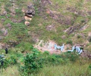 En la entrada de la cueva se observa el cuerpo de Isaac Saúl Lanza,<b> </b>de 17 años, la primera de las víctimas -hasta ahora- identificada.