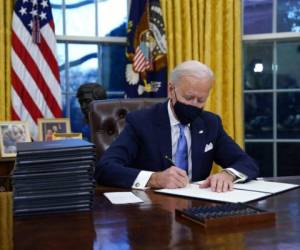 La agenda migratoria de Biden incluye principalmente un ambicioso proyecto de ley que prevé un camino de ocho años para que los indocumentados obtengan la ciudadanía. Foto: AFP.