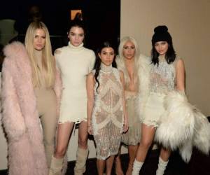 La integrantes del clan Kardashian estarían interesadas en hacer crecer a la familia.