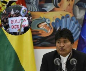 TOPSHOT - Aymara indigenous people, supporters of Bolivian ex-President Evo Morales, dig trenches to prevent the passing by of transport to La Paz as they protest against the interim government in El Alto, Bolivia, on November 15, 2019. - Bolivia's interim president Jeanine Anez said Friday that exiled ex-president Evo Morales would have to 'answer to justice' over election irregularities and government corruption if he returns. (Photo by AIZAR RALDES / AFP)