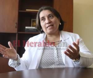 La presidenta del Colegio Médico de Honduras, Suyapa Figueroa, recomendó una búsqueda activa de las personas que tuvieron contacto con los pacientes con coronavirus. Foto: Alex Pérez/EL HERALDO.