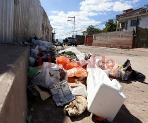 Así es como luce un área de la calle de la Villa Olímpica desde horas muy tempranas. Foto: Marvin Salgado/EL HERALDO