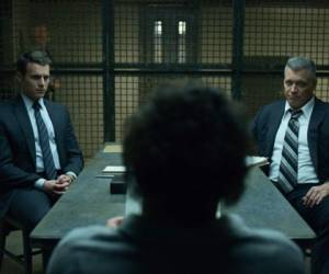 Imagen de una escena en la que agentes del FBI entrevistan a uno de los crimilales. Foto: Cortesía Netflix.