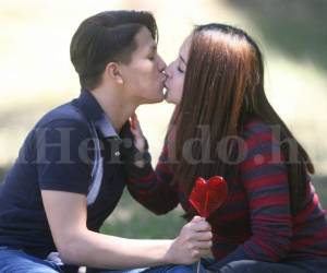 El amor y la amistad tocarán este martes las puertas de cientos de enamorados que cada 14 de febrero inundan con arreglos florales, globos, peluches y tarjetas las calles de la capital. Samantha Santos y Javier Rodríguez están totalmente flechados por cupido y, al igual que ellos, otras parejas fueron captadas por el lente de EL HERALDO mientras se apapachaban en Ciudad Universitaria. Foto Efraín Salgado.